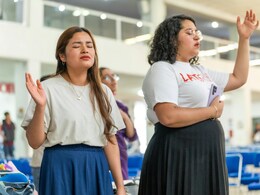 Myntra पर SHOWOFF के ट्रेंडी टॉप्स के साथ अपने स्टाइल को अपग्रेड करें और 70% तक की छूट पाएं