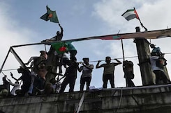 Bangladesh Violence: Sheikh Hasina तो गईं, अब किसके हाथ बांग्लादेश? Khaleda Zia की रिहाई के आदेश Bangladesh Violence: Sheikh Hasina तो गईं, अब किसके हाथ बांग्लादेश? Khaleda Zia की रिहाई के आदेश