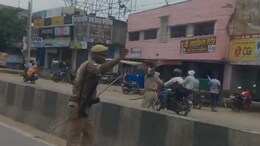 VIDEO: देवरिया के SP का 'सिंघम अवतार', भीड़ से निपटने के लिए अकेले लगा दी दौड़