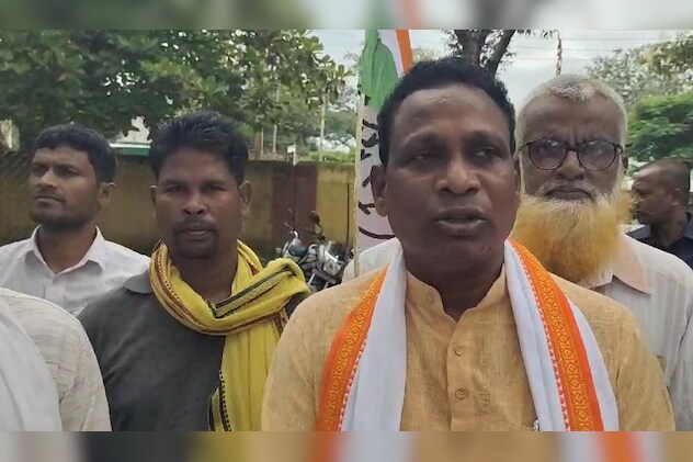 बीजेपी पर निशाना साधते हुए कांग्रेस के कार्यकर्ता. बीजेपी पर निशाना साधते हुए कांग्रेस के कार्यकर्ता.