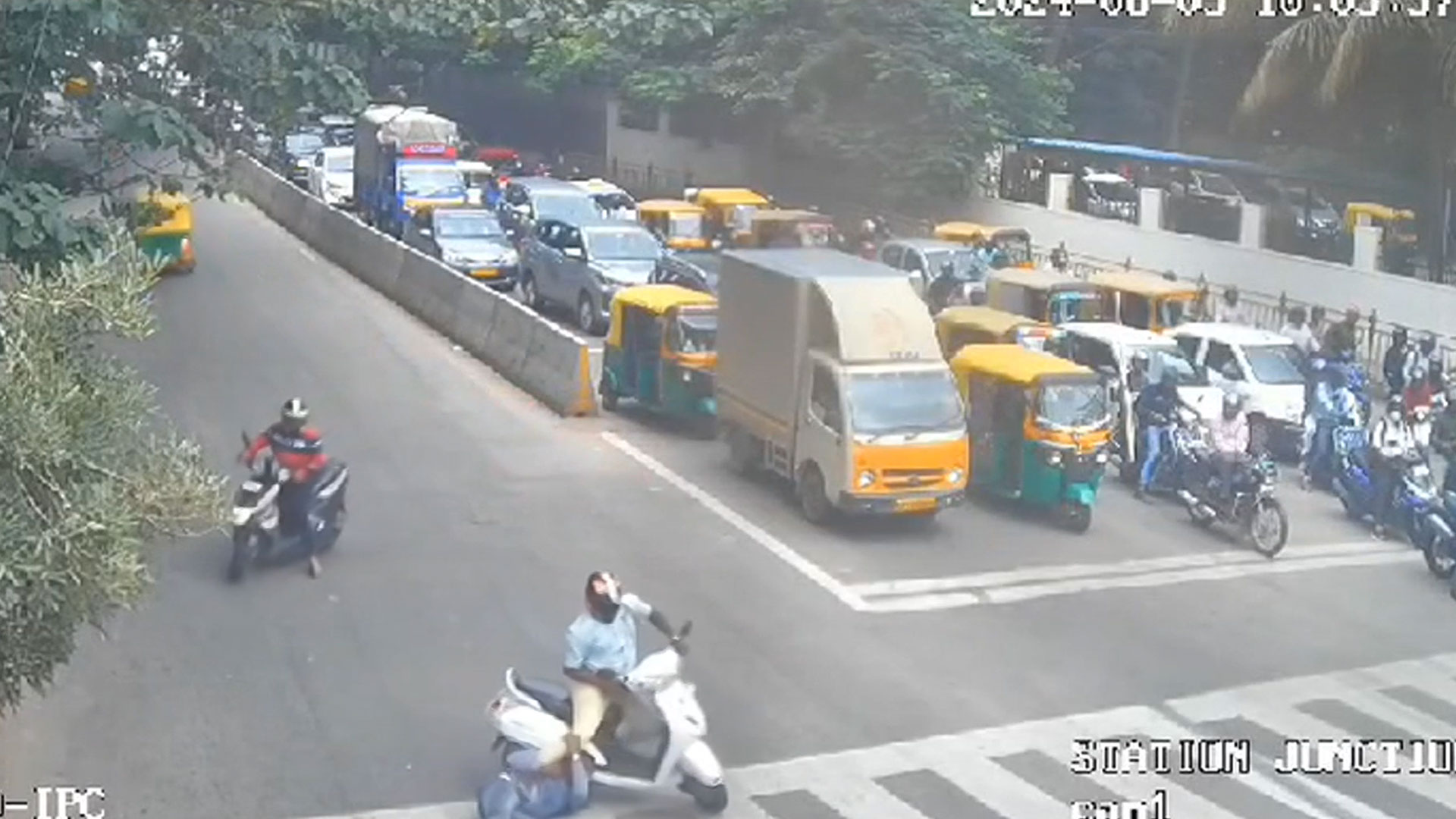 Watch: Bengaluru Cop's Daring Act To Catch Thief On Motorcycle