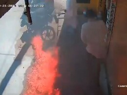 सड़क पर गिरा था पेट्रोल, अंकल ने समझा पानी है, बीड़ी सुलगाई और ज़मीन पर फेंक दी माचिस की तीली, फिर जो हुआ, देख डर जाएंगे