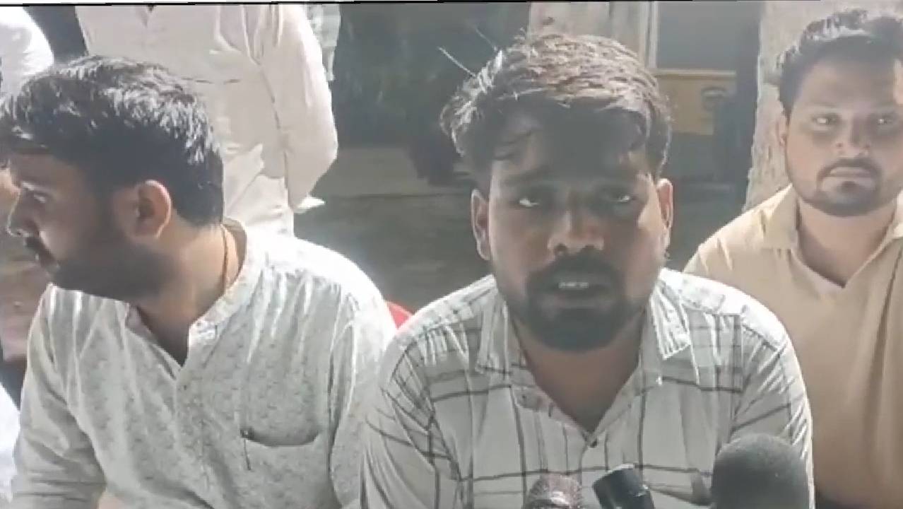 Jiwaji University में भूख हड़ताल पर बैठे NSUI के 3 छात्रों की बिगड़ी तबीयत