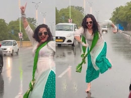 सुरक्षा को ताक पर रख सड़क पर कूद-कूद के बारिश में नाचती दिखी 'आंटी', लोग बोले-रुको जरा सब्र करो सुरक्षा को ताक पर रख सड़क पर कूद-कूद के बारिश में नाचती दिखी 'आंटी', लोग बोले-रुको जरा सब्र करो
