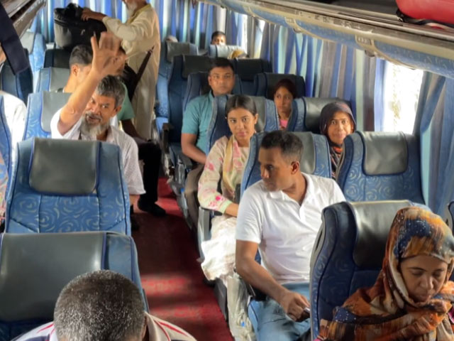 Bangladesh Crisis: बांग्लादेश-भारत के बीच बस सेवा फिर शुरु, स्वदेश लौटने लगे हैं बांग्लादेशी नागरिक Bangladesh Crisis: बांग्लादेश-भारत के बीच बस सेवा फिर शुरु, स्वदेश लौटने लगे हैं बांग्लादेशी नागरिक