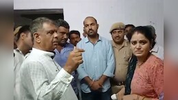 Watch video: 'पति का ट्रांसफर कर दीजिए.. बहुत परेशान हूं', नर्सिंग कर्मी की पत्नी ने मंत्री से लगाई गुहार, मिला ये जवाब