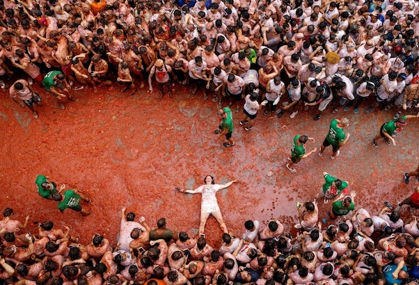 Holi 2026 : दुनिया के ये 10 अनोखे त्योहार, जहां होली की तरह मचता है जबरदस्त हुड़दंग, ये रही लिस्ट