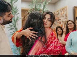 प्रियंका चोपड़ा की भाभी नीलम ने शेयर की हस्ताक्षर सेरेमनी की 20 तस्वीरें, 11वीं फोटो में दिखेंगी देसी गर्ल इमोशनल प्रियंका चोपड़ा की भाभी नीलम ने शेयर की हस्ताक्षर सेरेमनी की 20 तस्वीरें, 11वीं फोटो में दिखेंगी देसी गर्ल इमोशनल