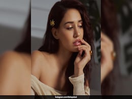 Disha Patani Demurely Glistened In A Gold Glam Makeup Look Paired With Wavy Mermaid Tresses Disha Patani Demurely Glistened In A Gold Glam Makeup Look Paired With Wavy Mermaid Tresses