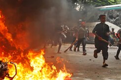 Bangladesh Violence: Hindus के घरों में लूटपाट, तोड़फोड़ और आगजनी, 27 जिलों में हिंदुओं पर Attack Bangladesh Violence: Hindus के घरों में लूटपाट, तोड़फोड़ और आगजनी, 27 जिलों में हिंदुओं पर Attack