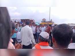 नाशिक-गुजरात महामार्ग 48 तासांपासून बंद; आदिवासींचा बेमुदत उपोषणाचा इशारा, आंदोलन चिघळणार?