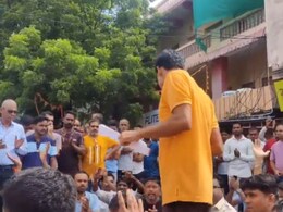 कोटा में मंदिर से शिवलिंग हटाने पर बवाल, प्रदर्शन कर लोगों ने जाम की सड़क कोटा में मंदिर से शिवलिंग हटाने पर बवाल, प्रदर्शन कर लोगों ने जाम की सड़क