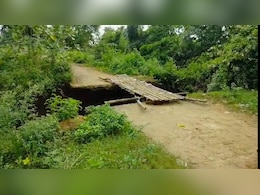 Desi Jugaad: बाढ़ में जब बह गया ब्रिज तो ग्रामीण देसी जुगाड़ से ऐसे चला रहे काम