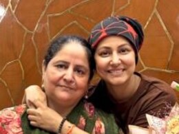 हिना खान की मां का इमोशनल वीडियो, बर्थडे पर बेटी के लिए दुआ मांगती आईं नजर हिना खान की मां का इमोशनल वीडियो, बर्थडे पर बेटी के लिए दुआ मांगती आईं नजर