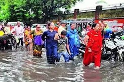 UP के 15 जिलों में बाढ़, Varanasi में 65 घाट डूबे, 7 दिनों में कहां-कहां अलर्ट