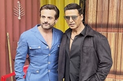 Akshay Kumar And Fardeen Khan's Bromance During <i>Khel Khel Mein</i> Promotions Akshay Kumar And Fardeen Khan's Bromance During <i>Khel Khel Mein</i> Promotions