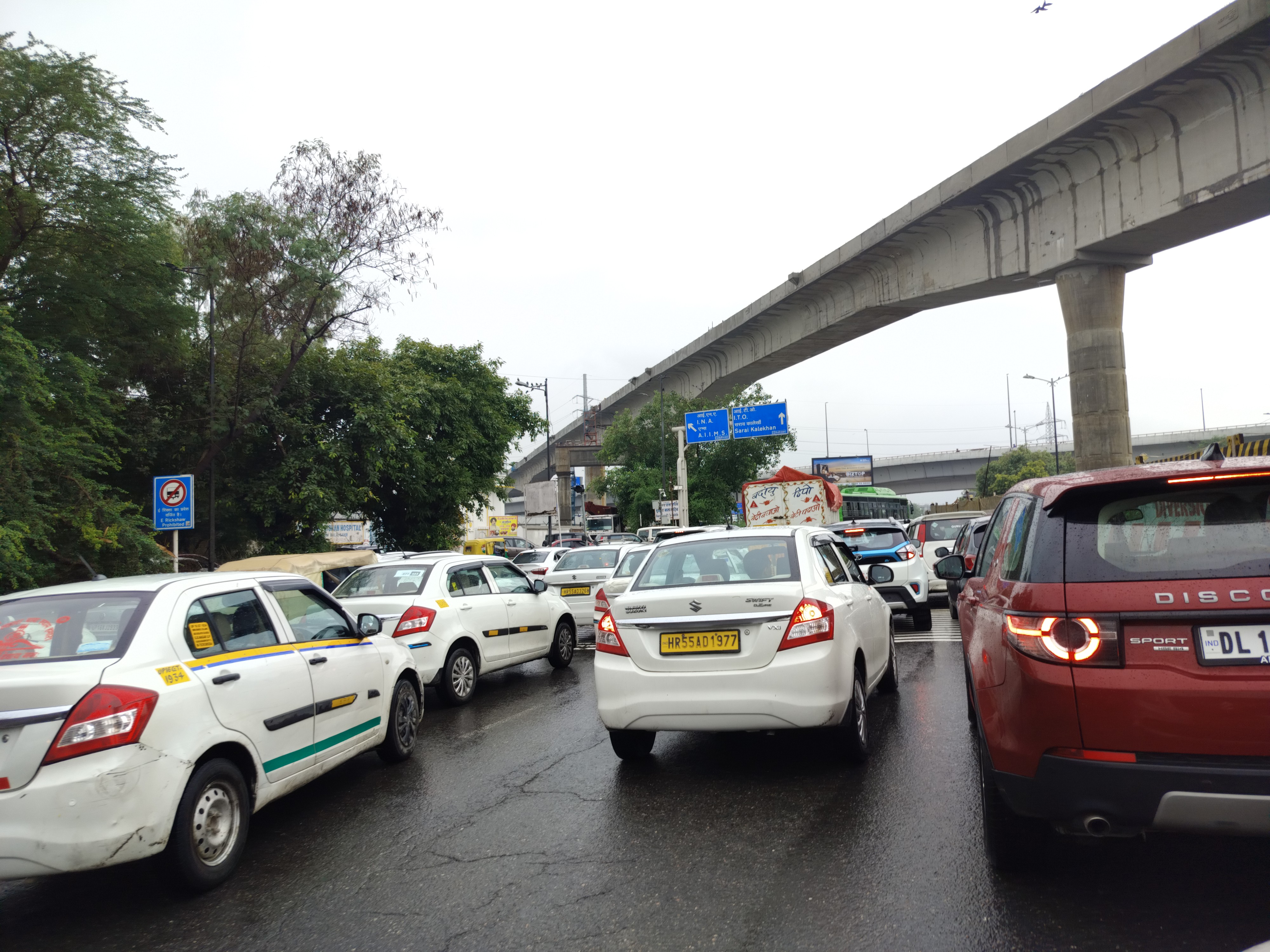 Delhi Traffic Updates: सुबह की बारिश धीमी हुई दिल्ली-एनसीआर की रफ्तार, जलभराव से यातायात प्रभावित