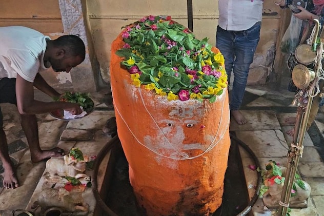 शिवलिंग पर सिंदूर का चोला चढ़ता है. शिवलिंग पर सिंदूर का चोला चढ़ता है.