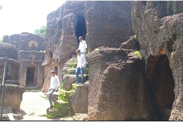 चट्टानों को काटकर गया है बनाया चट्टानों को काटकर गया है बनाया