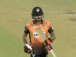 रोमांच की सारी हदें हुई पार, पहले मैच हुआ टाई, फिर 3 'सुपर ओवर' के बाद निकला मैच का परिणाम रोमांच की सारी हदें हुई पार, पहले मैच हुआ टाई, फिर 3 'सुपर ओवर' के बाद निकला मैच का परिणाम