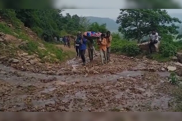 खाट पर शव को ले जाते हुए ग्रामीण. खाट पर शव को ले जाते हुए ग्रामीण.