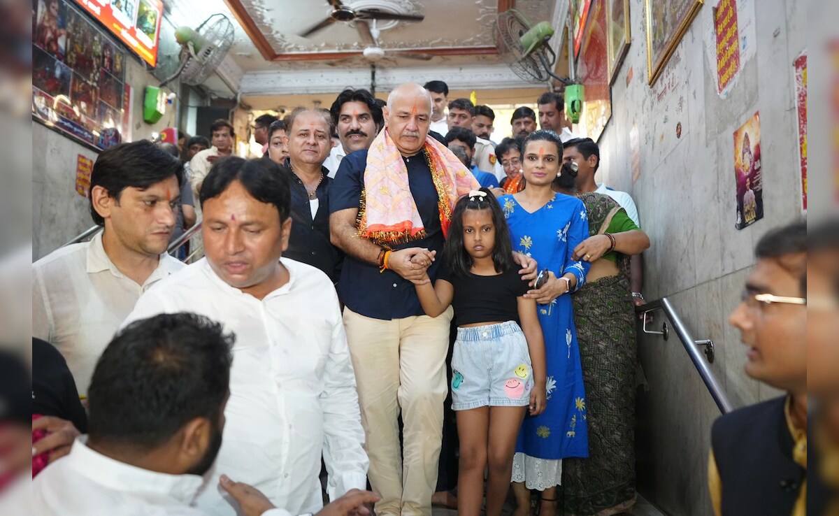 मनीष सिसोदिया राजघाट जाएंगे और फिर डीडीयू मार्ग स्थित आप मुख्यालय में पार्टी नेताओं, कार्यकर्ताओं और मीडिया को संबोधित करेंगे. कार्यालय के आसपास सुबह से ही भारी संख्या में पुलिस बल तैनात किया गया है.