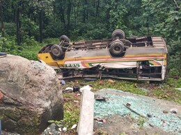 सीहोर में अनियंत्रित होकर यात्री बस पलटी, 30 घायल, गंभीर रूप से घायलों को भोपाल रेफर करने की तैयारी सीहोर में अनियंत्रित होकर यात्री बस पलटी, 30 घायल, गंभीर रूप से घायलों को भोपाल रेफर करने की तैयारी