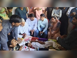 डीग में मकान गिरने से मां-बेटी की हुई मौत, सांसद संजना जाटव ने पीड़ित परिवार से की मुलाकात डीग में मकान गिरने से मां-बेटी की हुई मौत, सांसद संजना जाटव ने पीड़ित परिवार से की मुलाकात