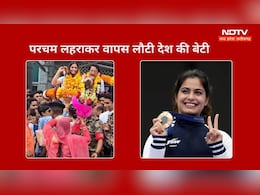 Manu Bhaker: दो ओलंपिक मेडल के साथ भारत लौटीं मनु भाकर, दिल्ली एयरपोर्ट पर हुआ भव्य स्वागत