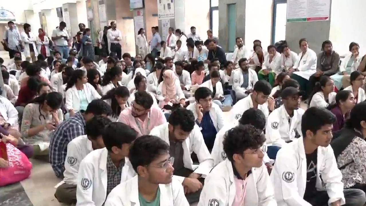 Kolkata Rape-Murder: कोलकाता रेप मामले पर रेजिडेंट डॉक्टर्स की हड़ताल अब भी जारी