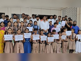 MP में भविष्य से हो रहा खिलवाड़, ओवरलोडेड ऑटो से सफर करने को मजबूर हैं नौनिहाल