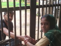 Rajasthan: जेल में बंद भाइयों को बहनों ने बांधी राखी, बहनें बोलीं - 'वचन लो ! दोबारा जेल में नहीं आओगे' Rajasthan: जेल में बंद भाइयों को बहनों ने बांधी राखी, बहनें बोलीं - 'वचन लो ! दोबारा जेल में नहीं आओगे'