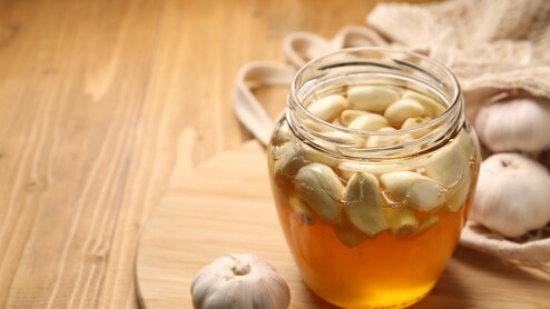 क्या आपको पता है लहसुन को शहद में भिगोकर खाने के फायदे? इस तरह खाया तो हो जाएगा कमाल