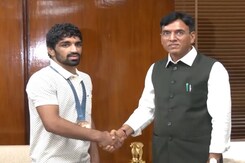 Sports Minister Mansukh Mandaviya Felicitates Olympic Bronze Medalist Aman Sehrawat Sports Minister Mansukh Mandaviya Felicitates Olympic Bronze Medalist Aman Sehrawat