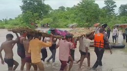 नाले ने रोका प्रसूता का रास्ता... रेस्क्यू टीम ने स्थानीय लोगों की मदद से पहुंचाया अस्पताल, लोगों को हर रोज हो रही परेशानी