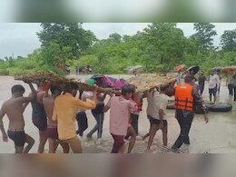 नाले ने रोका प्रसूता का रास्ता... रेस्क्यू टीम ने स्थानीय लोगों की मदद से पहुंचाया अस्पताल, लोगों को हर रोज हो रही परेशानी नाले ने रोका प्रसूता का रास्ता... रेस्क्यू टीम ने स्थानीय लोगों की मदद से पहुंचाया अस्पताल, लोगों को हर रोज हो रही परेशानी