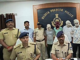 Luxury Cars से अवैध हथियारों की हो रही थी तस्करी, पुलिस ने 13 लाख रुपये और ये 7 खतरनाक हथियार किए बरामद