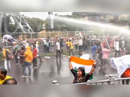 रेप-मर्डर पर हल्ला बोल LIVE:पानी की बौछार, आंसू गैस के गोले... कोलकाता की सड़कों पर छात्रों और पुलिस में छिड़ा संग्राम रेप-मर्डर पर हल्ला बोल LIVE:पानी की बौछार, आंसू गैस के गोले... कोलकाता की सड़कों पर छात्रों और पुलिस में छिड़ा संग्राम