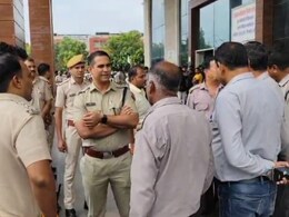 Kota News: अस्पताल में गुटखा-तंबाकू ले जाने से रोका तो सुरक्षा गार्डों से की मारपीट, सीने में कई बार घोंपे चाकू Kota News: अस्पताल में गुटखा-तंबाकू ले जाने से रोका तो सुरक्षा गार्डों से की मारपीट, सीने में कई बार घोंपे चाकू