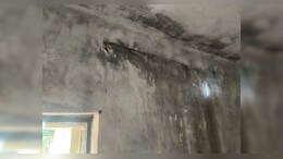 जर्जर ईमारत में लगा स्कूल तो माता-पिता ने जड़ दिया ताला, जानें क्या कहा ?