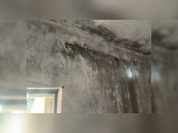 जर्जर ईमारत में लगा स्कूल तो माता-पिता ने जड़ दिया ताला, जानें क्या कहा ?