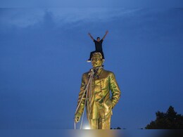 अपने राष्ट्रपिता के सिर पर नाच रहे उत्पाती! तस्वीरें जो बांग्लादेश को सदियों तक रुलाएंगी अपने राष्ट्रपिता के सिर पर नाच रहे उत्पाती! तस्वीरें जो बांग्लादेश को सदियों तक रुलाएंगी