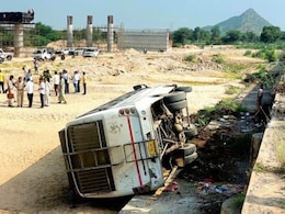 Road Accident: सड़क से  10 फीट नीचे नदी में जा गिरी बस, बाल- बाल बची यात्रियों की जान Road Accident: सड़क से  10 फीट नीचे नदी में जा गिरी बस, बाल- बाल बची यात्रियों की जान