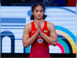 समाज के ताने-बाने से लड़ते हुए विश्व पटल तक पहुंची थीं Vinesh Phogat, जानें कैसा रहा रेसलिंग में उनका करियर समाज के ताने-बाने से लड़ते हुए विश्व पटल तक पहुंची थीं Vinesh Phogat, जानें कैसा रहा रेसलिंग में उनका करियर