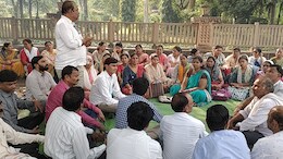 Katni में कलेक्ट्रेट के सामने धरने पर बैठे सैकड़ों शिक्षक, इन मांगो को लेकर जता रहे अपना विरोध&nbsp;