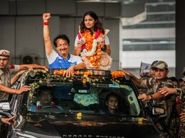 दो-दो मेडल गले में... पेरिस में भारत का परचम लहराकर देश लौटीं मनु भाकर, एयरपोर्ट पर हुआ भव्य स्वागत दो-दो मेडल गले में... पेरिस में भारत का परचम लहराकर देश लौटीं मनु भाकर, एयरपोर्ट पर हुआ भव्य स्वागत