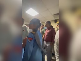 डॉक्टर रेप-मर्डर : क्राइम सीन पर भीड़ के वीडियो पर कोलकाता पुलिस ने दी सफाई डॉक्टर रेप-मर्डर : क्राइम सीन पर भीड़ के वीडियो पर कोलकाता पुलिस ने दी सफाई