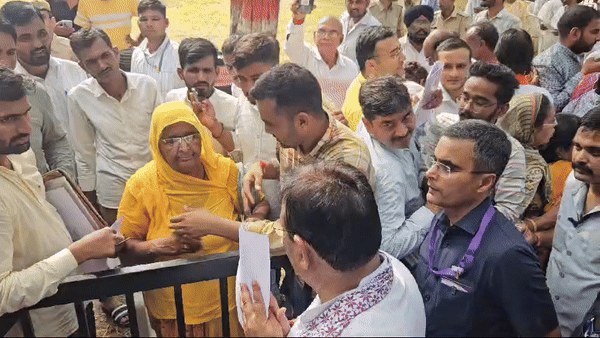 Watch Video: शिकायत लेकर आई बुजुर्ग महिला के सीएम भजनलाल ने छुए पैर, सोशल मीडिया पर हो रही तारीफ