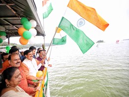 Har Ghar Tiranga: बोट क्लब पर लहरों के बीच CM माेहन यादव ने लहराया तिरंगा, ये गाना गाकर बांधा समा Har Ghar Tiranga: बोट क्लब पर लहरों के बीच CM माेहन यादव ने लहराया तिरंगा, ये गाना गाकर बांधा समा