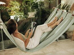 चाहिए कूल लुक, तो ये स्ट्राइप्ड, एम्ब्रॉयडरी और चेक्ड ट्राउज़र्स आ सकते हैं आपके काम